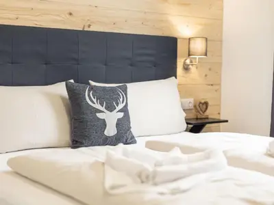 Schlafzimmer mit Doppelbett