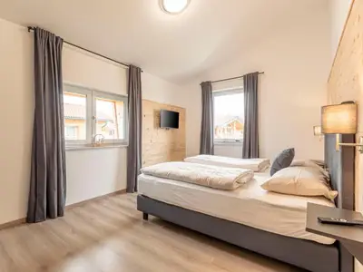 Schlafzimmer mit Doppelbett