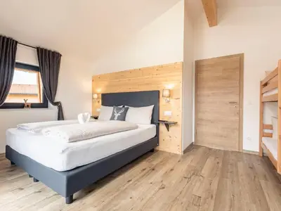 Schlafzimmer mit Doppelbett und Hochbett