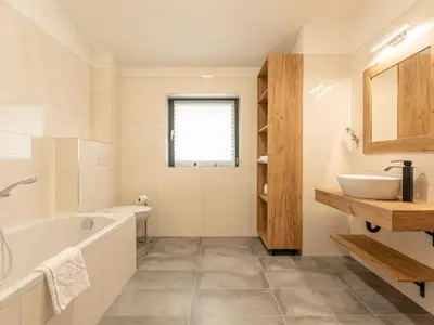 Badezimmer mit Badewanne und Waschbecken