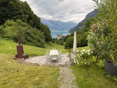 Gartensitzplatz mit Chemine, Gartentisch und Stühlen