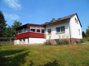 Hinter dem Haus mit Blick auf den Wintergarten