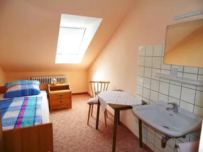 Zimmer 5:  Einzelzimmer im Obergeschoss, Waschgelegenheit (k/w), 8,8 qm,