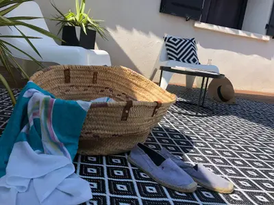 Ruhige Atmosphäre am Pool, ideal für erholsame Ferien