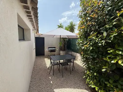 Sonnengeschützter Essbereich mit Grill für gesellige Barbecues