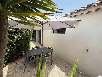 Grill und Gartentisch, um den Sommer im Freien zu genießen