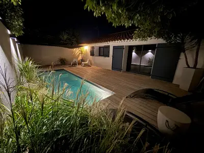 Beleuchteter Pool bei Nacht – Entspannung und Ruhe unter den Sternen