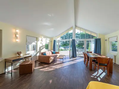 Ferienhaus Wildgans Blick in den offenen Wohnbereich