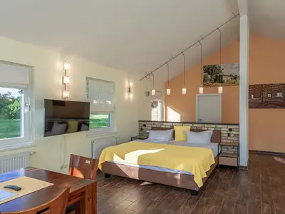 Ferienhaus Wildgans Bett im Wohnbereich