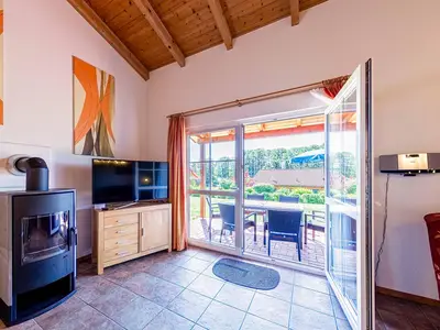 Ferienhaus Himmelblau in Jabel offener Wohnbereich mit Kamin