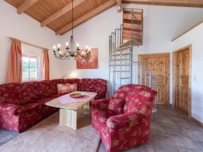 Ferienhaus Himmelblau in Jabel Blick auf die Couch im Wohnbereich
