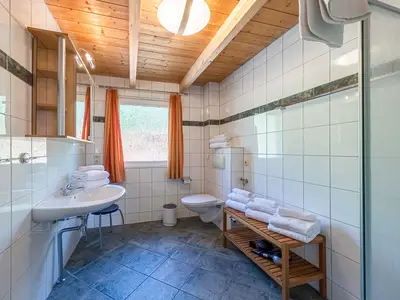 Ferienhaus Himmelblau in Jabel Badzimmer mit Dusche