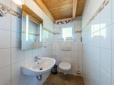 Ferienhaus Himmelblau in Jabel Blick in das Gäste-WC