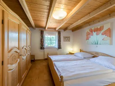 Ferienhaus Himmelblau in Jabel Schlafzimmer mit Doppelbett und Kleiderschrank