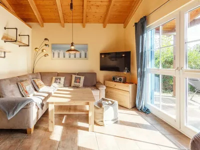 Ferienhaus Blau am See Blick auf die Couch im Wohnzimmer