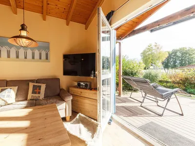 Ferienhaus Blau am See Terasse mit Liegestühlen