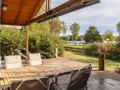 Ferienhaus Blau am See Essbereich auf der Terasse mit Seeblick