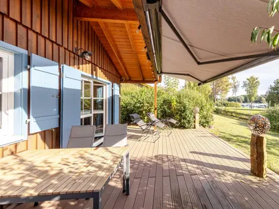 Ferienhaus Blau am See Terasse mit Hafenblick
