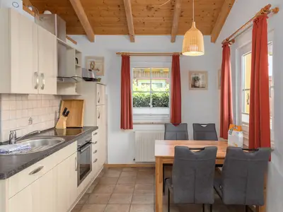 Ferienhaus Sonnenschein in Jabel Küchenzeile mit Esstisch