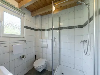 Ferienhaus Sonnenschein in Jabel Badezimmer mit Dusche