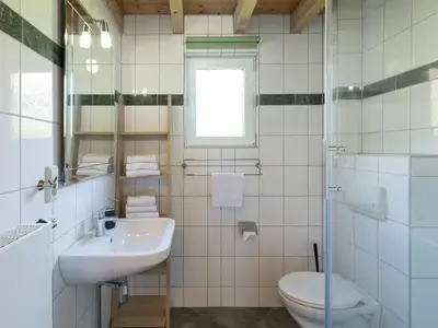 Ferienhaus Sonnenschein in Jabel Badezimmer mit Fenster