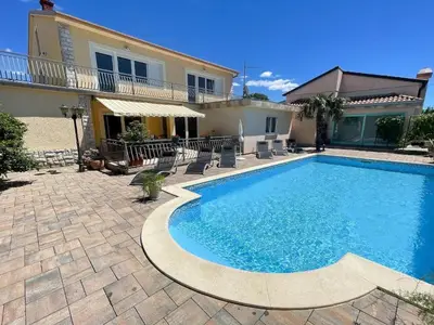 PoolOfHouse