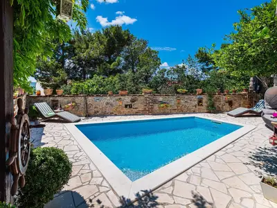 PoolOfHouse