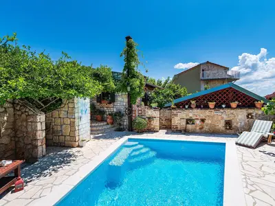 PoolOfHouse