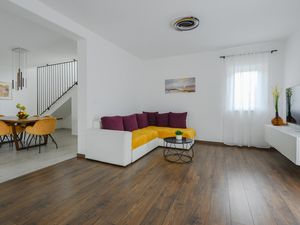 24043018-Ferienhaus-7-Jural-300x225-2