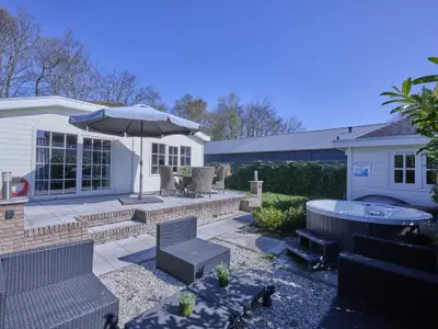 Außenseite Ferienhaus [Sommer]