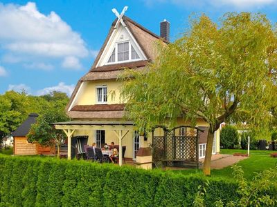 Außenansicht des Gebäudes. Blick in den Garten und Terrasse