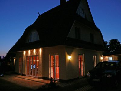 Außenansicht des Gebäudes. Haus in der Abenddämmerung