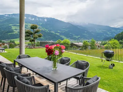 Garten mit überdachtem Essbereich