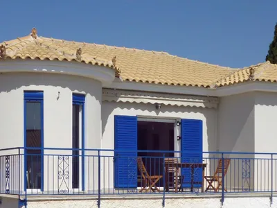 Frontansicht der Villa Pilias