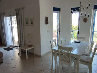 Der Wohn- und Essbereich mit angrenzender Terrasse
