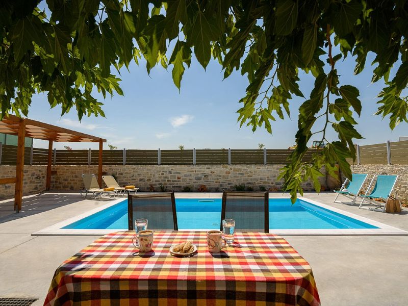 Pool. Der private Pool 24 qm mit gratis Sonnenliegen, Sonnenschirm und Pergola