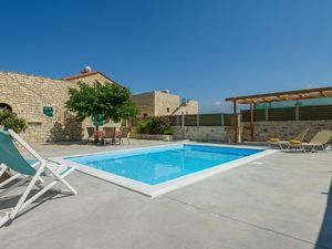 Pool. Der private Pool 24 qm mit gratis Sonnenliegen, Sonnenschirm und Pergola