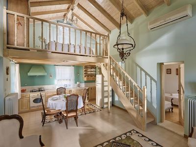 Wohnbereich. Die renovierte Naturstein-Villa von 55qm Größe plus 11 qm Holzdachboden mit einem Doppelbett
