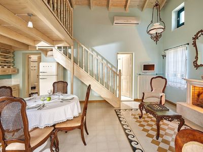 Wohnbereich. Die renovierte Naturstein-Villa von 55 qm Größe plus 11 qm Holzdachboden mit einem Doppelbett