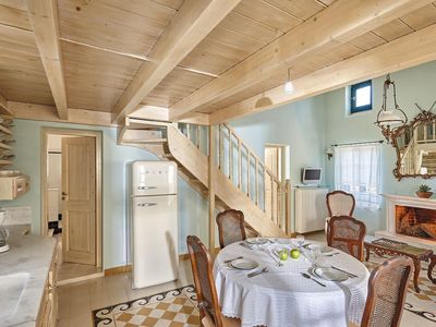 Wohnbereich. Die renovierte Naturstein-Villa von 55 qm Größe plus 11 qm Holzdachboden mit einem Doppelbett