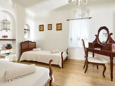 Schlafbereich. Das Schlafzimmer mit zwei Einzelbetten
