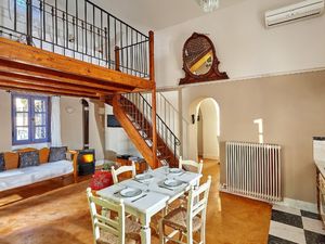 Wohnbereich. Die renovierte Naturstein-Villa von 55 qm Große plus 11 qm Holzdachboden mit einem Doppelbett