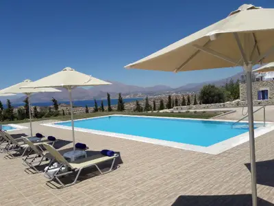Pool. Der 82qm Gemeinschaftspool mit gratis Sonnenschirmen und Liegen