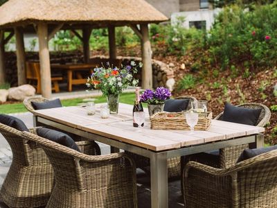 hochwertige Sitzmöbel auf der Terrasse und untern dem Pavillon mit Grillecke