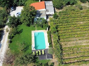Villa Kucica Pool, Weinberg und Garten
