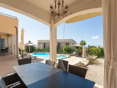 Große Terrasse mit Blick zum Meer