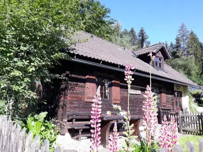 Außenansicht des Gebäudes. Die Ostseite der Umundumhütte mit Tisch und Bänkchen.