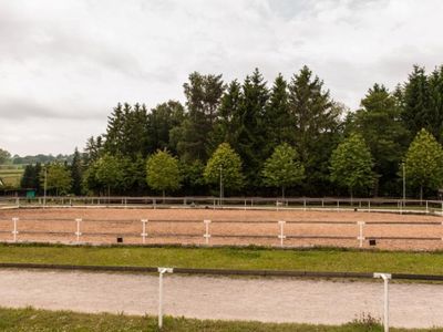 Reitplatz mit Ovalbahn