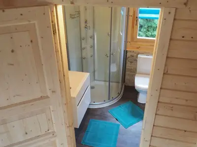 Badezimmer mit Wellnessdusche im Ferienhaus Holzhaisl in Kelheim im Altmühltal