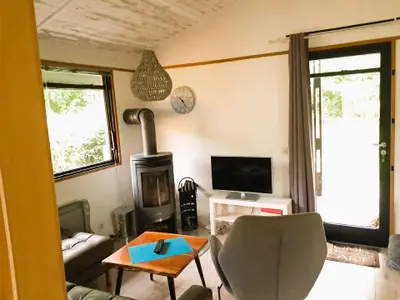 Wohnzimmer mit Kamin und Blick ins Grüne